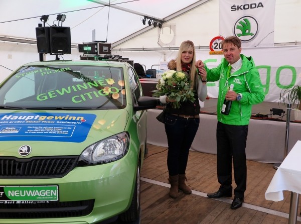 Autohauschef Bert Müller mit Sara Schubert, der glücklichen Gewinnerin eines Skoda Citigo. Fotos: Autohaus