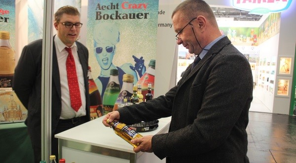 Verkaufsmanager Cornelius Hueck (l.) präsentierte in Köln die Bockauer Spezialitäten. Foto: privat