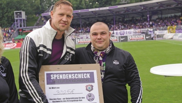 Enrico_Kern (l.) und Jörg_Püschmann bei der Übergabe eines ersten Spendenschecks im Auer Stadion. Foto: Olaf Seifert