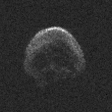 Um 18.05 Uhr am heutigen Sonnabend soll ein 400 Meter großer Asteroid an der Erde vorbeifliegen. Des Datums und der Form wegen wird er "großer Kürbis" genannt. Foto: Nasa