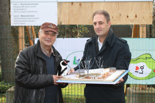 Fördervereinschef Prof. Dr. Klaus Eulenberger (l.) und Oberbürgermeister Dr. Jesko Vogel mit einem Modell der Pinguinanlage. Foto: Uwe Wolf