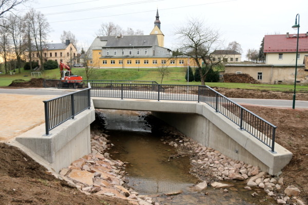 Die neuen Brücke aus Stahlbeton sollte eigentlich bereits Ende Oktober 2015 fertiggegestellt werden. Foto: Roman Pfüller