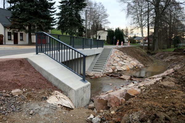 Der Ersatzneubau unweit der Gemeindeverwaltung erfolgte erfolgte im Rahmen Beseitigung der Hochwasserschäden vom Junihochwasser 2013.