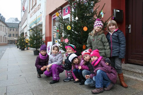 Die Kinder der Klasse 2a der Schule „Am Rosarium“ mit ihrem Weihnachtsbaum Foto: Silke Weidauer