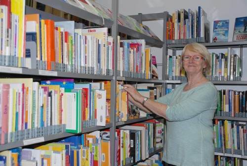 Bibliotheksleiterin Christine Erler freut sich über die neue Regalausstattung in der Bibliothek. Foto. Stadtverwaltung