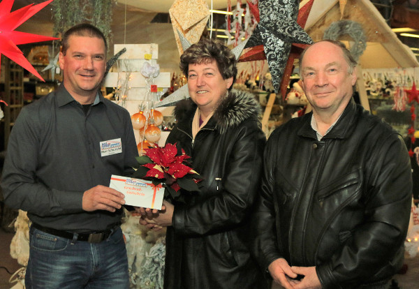 Marktleiter Dierk Schuricht überreicht Familie Eidam den Hauptgewinn des Adventsrätsels. Foto: Roman Pfüller