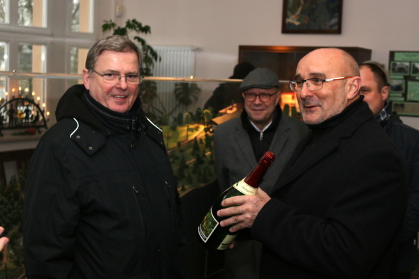 Dr. Harald Neuhaus (rechts) von der Verkehrsverbund Mittelsachsen GmbH bedankte sich herzlich bei Wolfgang Leibiger (links im Bild) von der Erzgebirgsbahn, dem langjährigen Betreiber der Drahtseilbahn in Augustusburg, für die sehr gute Zusammenarbeit. Foto: rp
