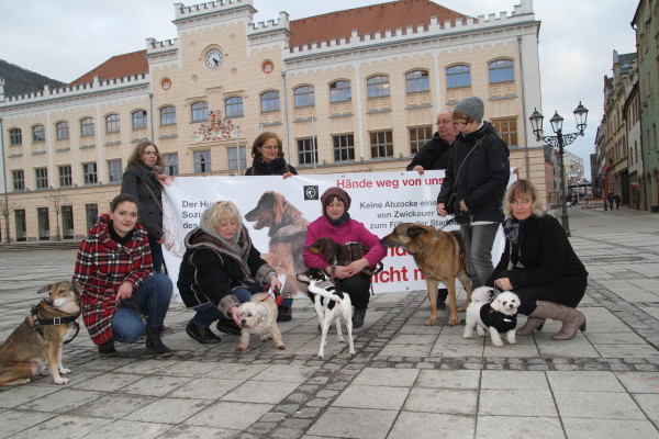 Zwickauer Hundhalter wollen Stadträte wachrütteln und setzten am heutigen Dienstag ein Zeichen gegen die geplante Erhöhung der Hundesteuer. Foto: Alice Jagals
