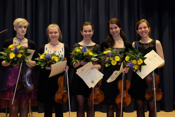 Diese fünf Kandidatinnen nahmen mit Erfolg am Lions-Musikpreis teil, den Konstanze Heinicke (2.v.r.) gewann. Charlotte und Pauline Herold 3.u.1.v.r.) erspielten einen 1. Preis im Lions-Schülerwettstreit. Foto: mü
