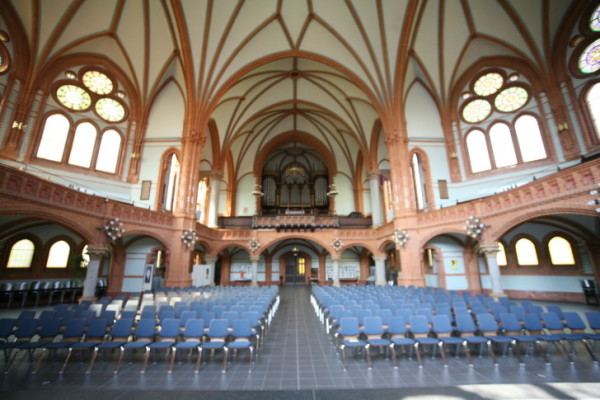 Für viele ist Kirche auch ein Ort der Stille, um Gedanken zu sammeln und in sich zu gehen. Die Markuskirche in Chemnitz wird aber auch für Veranstaltungen genutzt. Foto: oha
