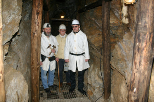 Vereinsvorsitzender Wolfgang Faust gemeinsam mit Grubensteiger Paul Schurmann und Vereinsmitglied Tilo Lötzsch (v.l.n.r.) in einem der Bergwerksgänge.