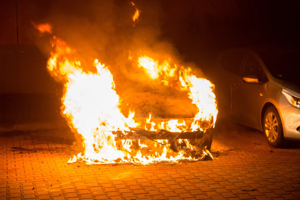 Insgesamt drei Pkws brannten in der letzten Nacht in Lößnitz. Fotos: Daniel Unger