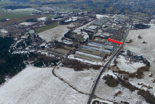 Ein Blick über das Gelände der ehemaligen Jägerkaserne. Die rote Linie zeigt die Lage der geplanten neuen Zufahrt. Foto: Daniel Unger