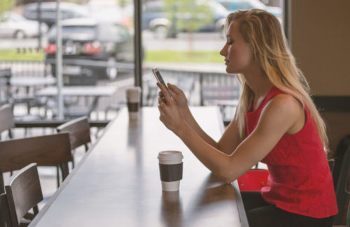 Smartphones sorgen für eien weltweite Kommunikation, machen aber auch einsam. Foto. Pixabay