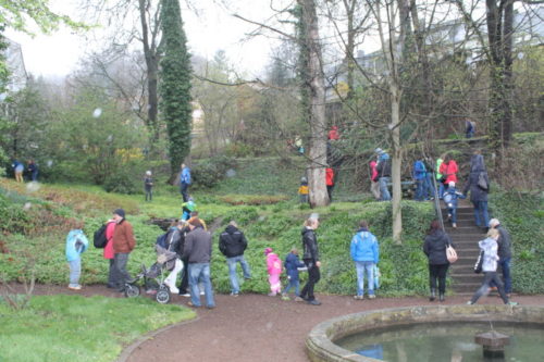 Im Stadtgarten gingen viele große und kleine Besucher auf Schatzsuche. Foto: Uwe Wolf