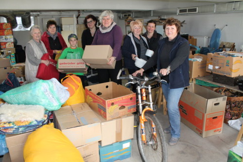 Dorotheas Böhme von der Rumänienhilfe und einige der fleißigen Helfer beim Sortieren der Spendengüter. Foto: Uwe Wolf