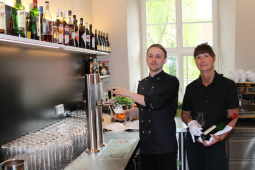 Inhaber Christian Weidt und Restaurantleiterin Simone Hetze freuen sich auf viele Gäste. Foto. Uwe Wolf