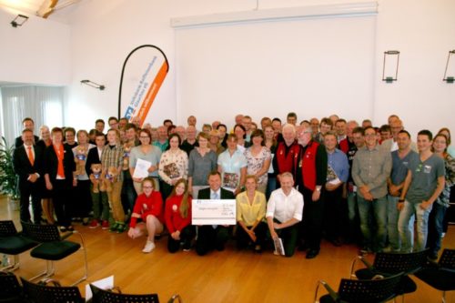 Die Vertreter  der Vereine und Institutionen die von der Volksbasnk-Raiffeisenbank Glauchau mit einer Zuwendung unterstützt wurden. Foto: Bank