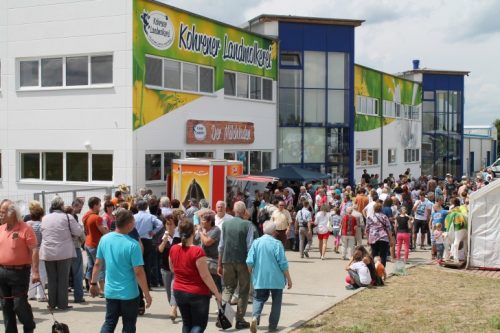Das Sommerfest im Kreisel hat inzwischen Volksfestcharakter und zieht Besucher aus nah und fern ins Gewerbegebiet. Foto: Uwe Wolf