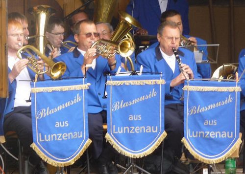 Für die musikalische unterhaltung sorgt unter anderem die "Blasmusik aus Lunzenau". Foto: Uwe Wolf