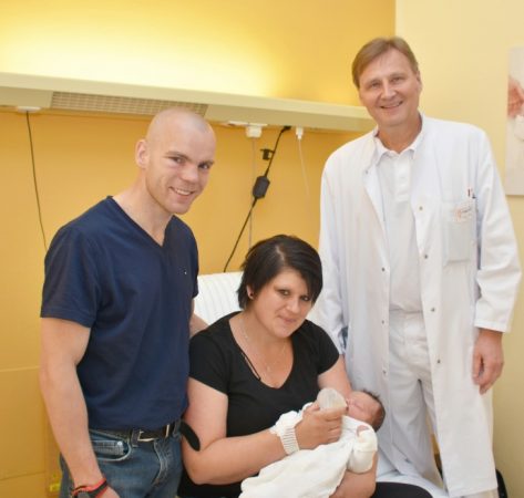 Ronny Beblik Sandy Beblik mit Jesko Levin und Chefarzt Dr. Lutz Kaltofen Foto Kreißig Klinikum Chemnitz