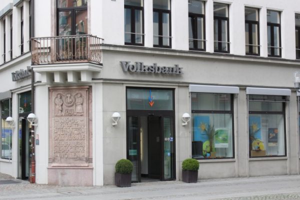 Der Hauptsitz der Volksbank in Chemnitz auf der Inneren Klosterstraße. Hier wurde heute die Bilanz für das Jahr 2015 der Presse präsentiert. Foto: Cindy Haase