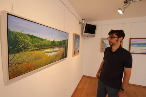 Lothar Schneiders Bild vom Hormersdorfer Hochmoor, eine Ölzeichnung auf Leinwand, ist eines der vielen Arbeiten, die Galerieleiter Alexander Stoll den Besuchern zeigen will.