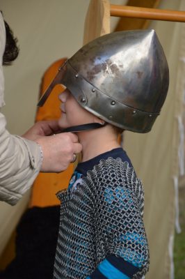 Natürlich dürfen die Kinder auch mal eine Rüstung anprobieren und sich wie Ritter Fühlen. Foto: Schloss Rochsburg