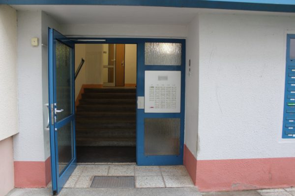 Ist nun wieder offen: Die Eingangstür des Hauses Usti nad Labem 97.