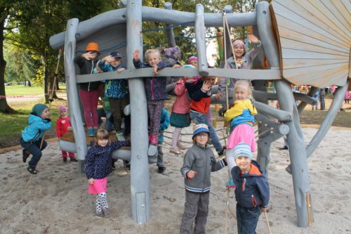 Fühlen sich wohl, die Kinder der städtischen Kindertagesstätte „Spielhaus Groß und Klein" auf dem neuen Spielplatz an der Flöhaer Lessingstraße. Foto: Uwe Wolf