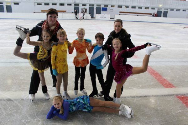 Die Trainerinnen Denise Rother (l.) und Katja Fritzsche (r.) mit den Kindern des Chemnitzer Eislauf-Club e.V. in der Trainingshalle im Eissportkomplex am Küchwald. Foto: Nicole Neubert