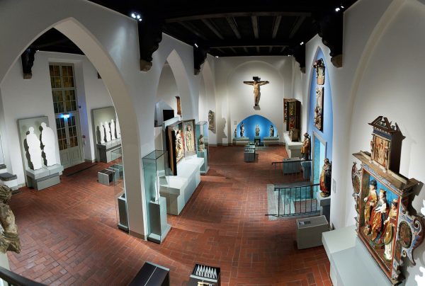 In der Dauerausstellung "Im Himmel zu HAus" sind Altarwerke, Kruzifixe, Marien- und Heiligenfiguren sowie Engeldarstellungen zu sehen.