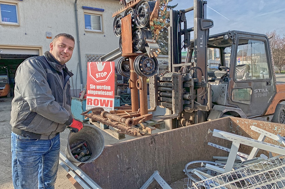 Der 41-jährige Robert Wittig betreibt einen Metallhandel in Plauen. Für die Abgabe von Wertstoffen aller Art, wie Papier und verschiedenste Metalle wird vor Ort Geld bezahlt.