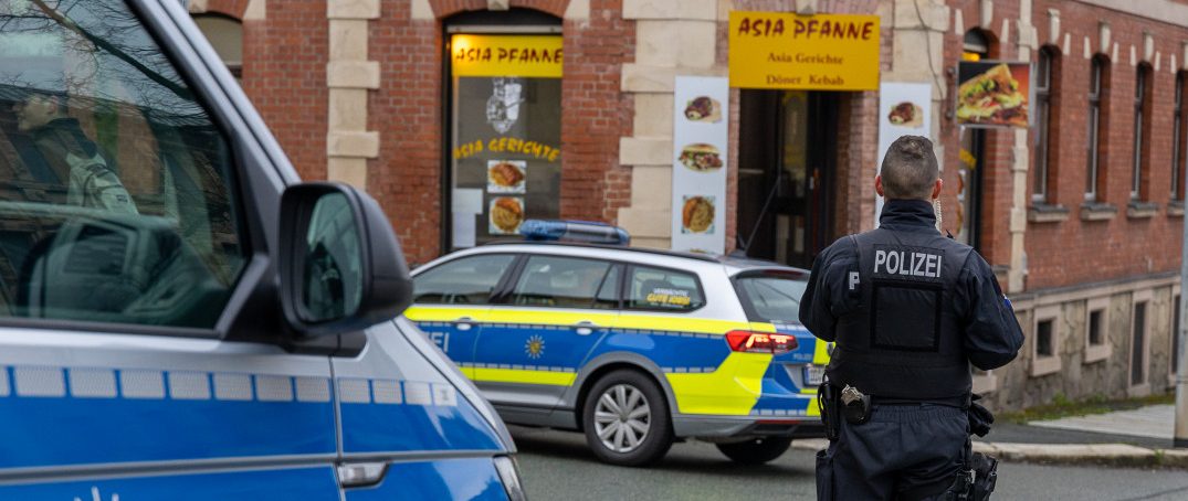 Zwei Männer überfielen am Montag die Asia-Pfanne in Falkenstein/Vogtland, erbeuteten aber kein Geld. Die Polizei sucht Zeugen.
