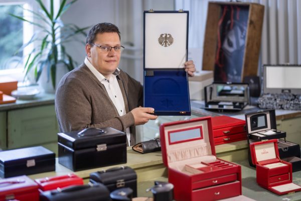 Ulf Sacher: „Wir produzieren und vertreiben Schmuckkästen, Uhrenboxen, Schmucketuis und Maniküretuis weltweit über unsere Fachhändler und sind mit dem Prädikat ‚Handmade in Germany‘ der führende Anbieter weltweit.“