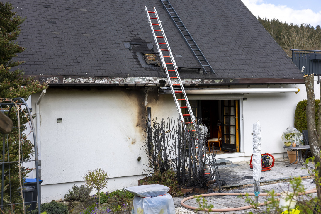 Feuerwehr löscht brennendes Haus im Erzgebirge. Die Brandursache: Eine Hecke war in Flammen aufgegangen, fackelte ab.