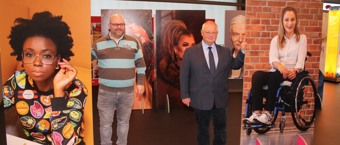 Torben Knye (l.) und Bürgermeister Thomas Firmenich neben zwei der großen Porträts von starken Persönlichkeiten. Foto: Uwe Wolf