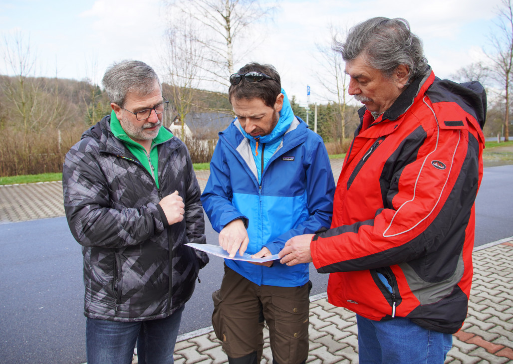 Jens Habermann (Mitte) von der WfE besuchte kürzlich die beiden Wanderwegewarte Lutz Wittig (links) und Jürgen Land (rechts) während ihrer ehrenamtichen Tätigkeit in der Natur. Foto: Wirtschaftsförderung Erzgebirge GmbH