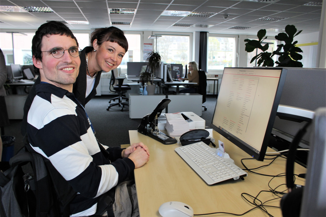 Phillip mit seiner Patin Susann Wetzel an seinem neuen Arbeitsplatz in der Arbeitsagentur. Foto: André Kaiser