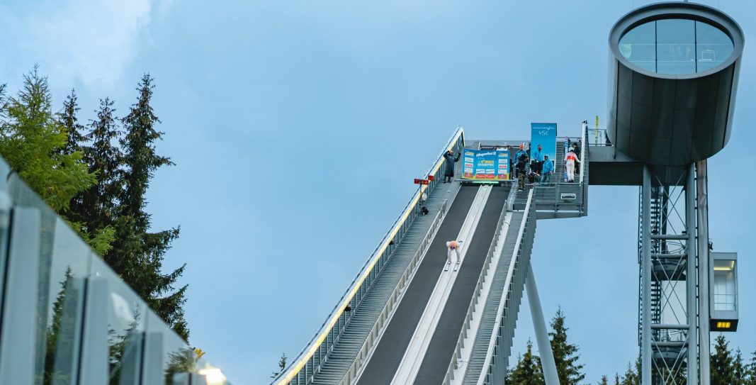 Der Sommer Grand Prix im Skispringen lockt Fan in die Sparkasse Vogtland Arena.