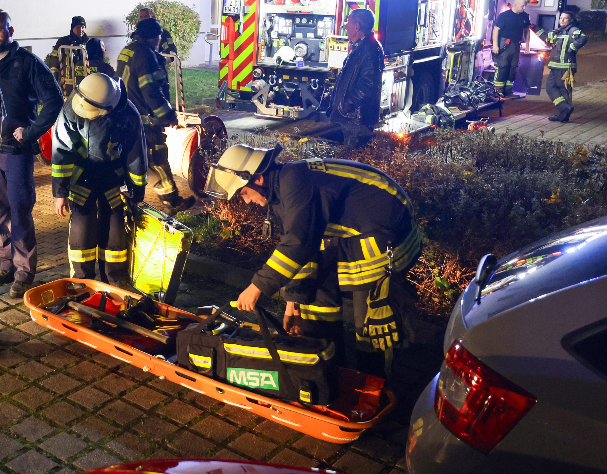 In Zwickau brach in der Nacht zum Donnerstag in einer Neubauwohnung ein Feuer aus. Die Feuerwehrleute vermuteten zunächst, der Mieter sei noch in der Wohnung.
