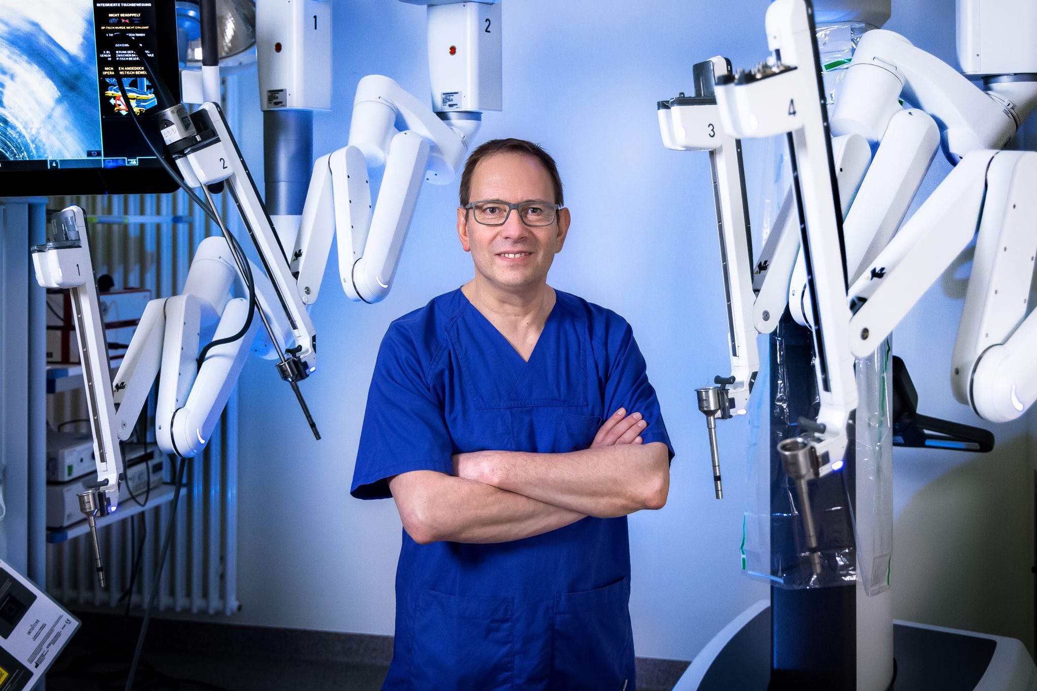 Schauen Sie sich das Foto genau an. Dieser Chirurg hat übermenschliche Fähigkeiten. Foto: Thomas Oberländer/Helios Vogtland-Klinikum Plauen