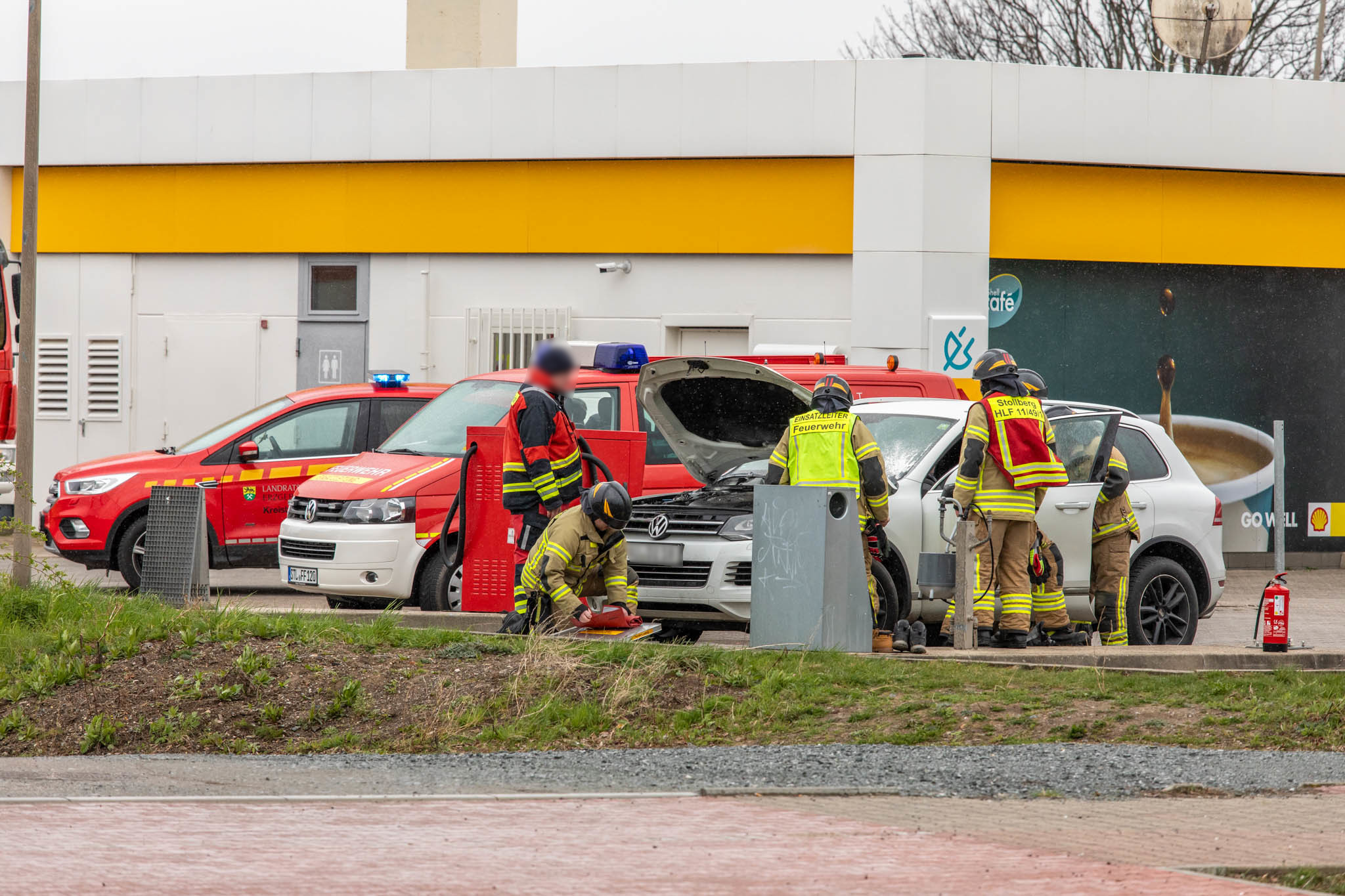 Das hätte schlimm ausgehen können. Ein Auto fing in einer Tankstelle in Stollberg Feuer. Der Fahrer konnte die Flammen löschen. Foto: André März