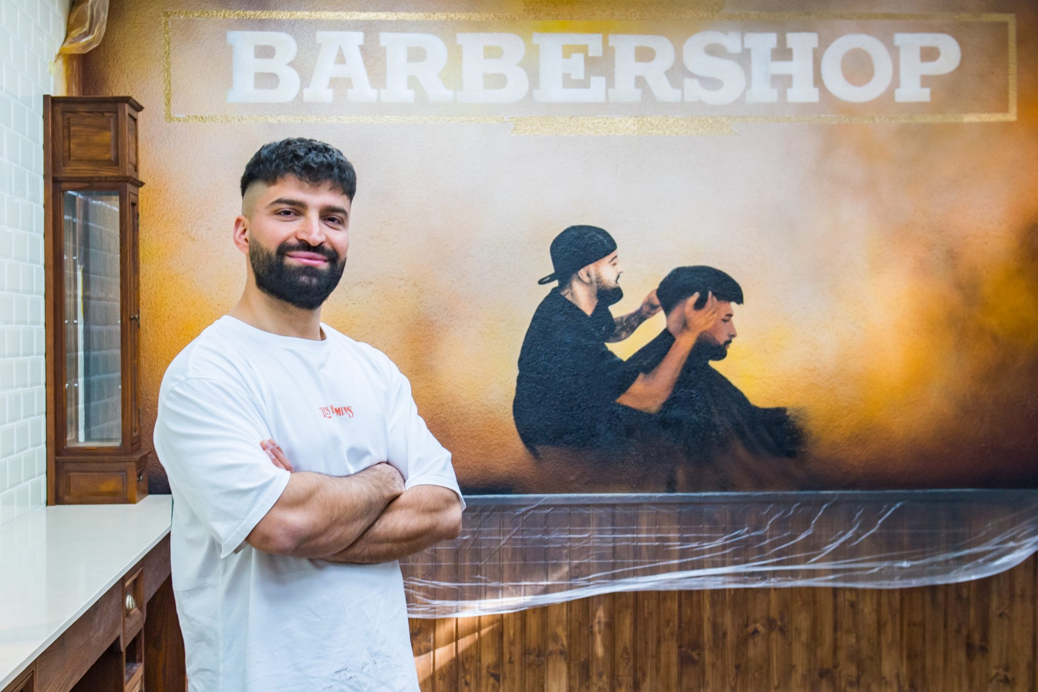 Barbier Hawkar Haval in seinem neuen Barbershop, den er in Aue-Bad Schlema eröffnete. Foto: Agentur